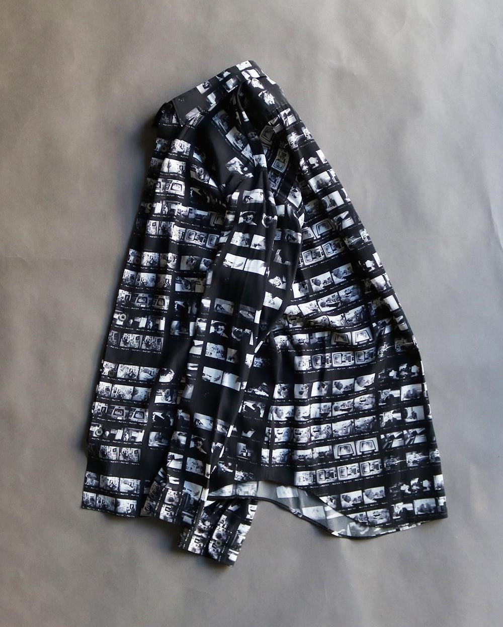 Graphic gather shirt <Film>