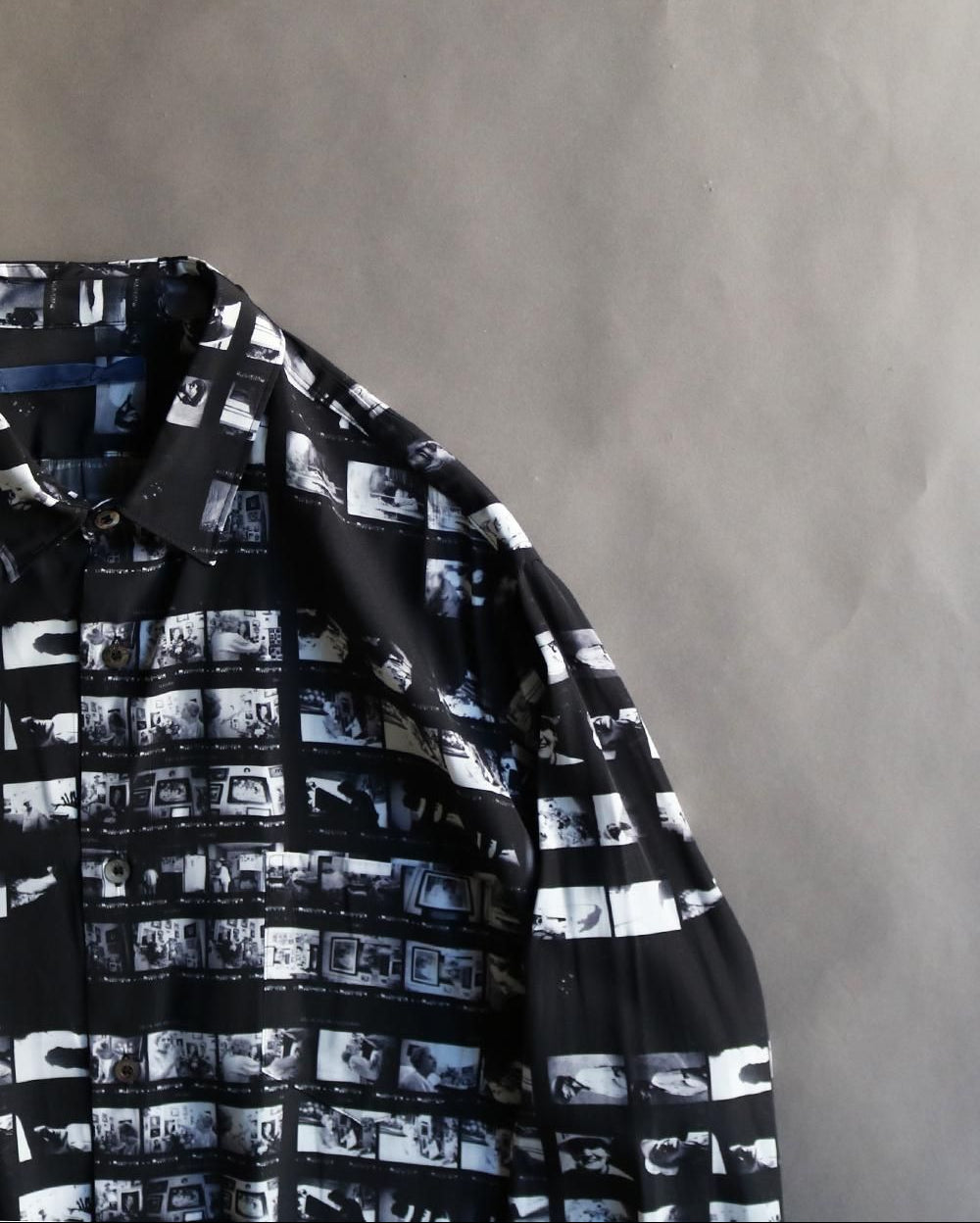 Graphic gather shirt <Film>