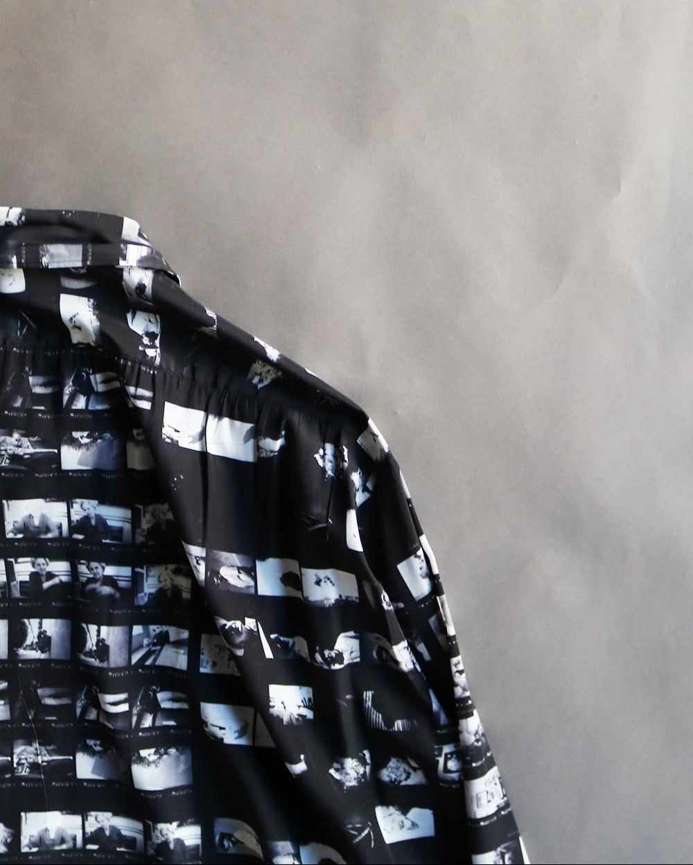 Graphic gather shirt <Film>